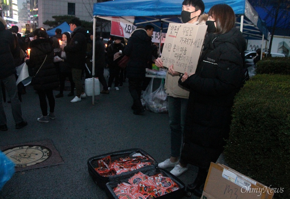  제2차 박근혜 퇴진 10만 대전시민 시국대회가 26일 오후 갤러리아타임월드 백화점 앞 도로에서 개최된 가운데 4만 여명이 촛불시민들이 모여 '박근혜 퇴진'을 외쳤다.