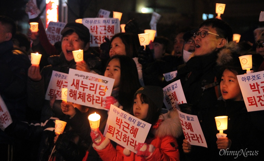  제2차 박근혜 퇴진 10만 대전시민 시국대회가 26일 오후 갤러리아타임월드 백화점 앞 도로에서 개최된 가운데 4만 여명이 촛불시민들이 모여 '박근혜 퇴진'을 외쳤다.