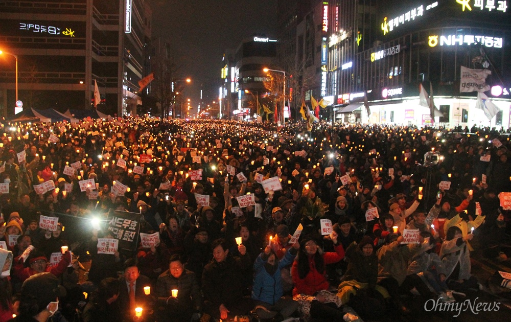  제2차 박근혜 퇴진 10만 대전시민 시국대회가 26일 오후 갤러리아타임월드 백화점 앞 도로에서 개최된 가운데 4만 여명이 촛불시민들이 모여 '박근혜 퇴진'을 외쳤다.