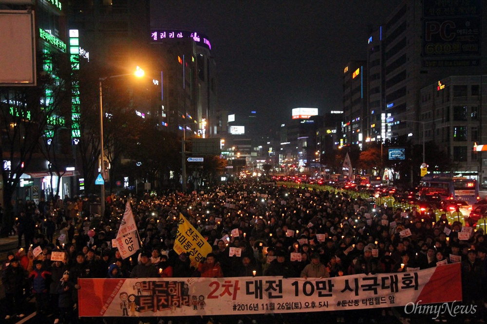  제2차 박근혜 퇴진 10만 대전시민 시국대회가 26일 오후 갤러리아타임월드 백화점 앞 도로에서 개최된 가운데 4만 여명이 촛불시민들이 모여 '박근혜 퇴진'을 외쳤다.