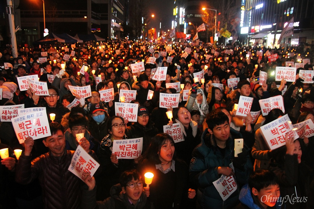  제2차 박근혜 퇴진 10만 대전시민 시국대회가 26일 오후 갤러리아타임월드 백화점 앞 도로에서 개최된 가운데 4만 여명이 촛불시민들이 모여 '박근혜 퇴진'을 외쳤다.