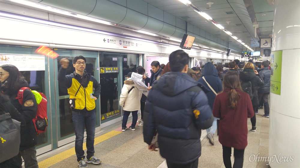  26일 밤 11시께 서울지하철 5호선 광화문역 플랫폼. 지하철 직원이 열차 탑승구가 붐기는 걸 사전에 방지하기 위해 승객들을 정지선 안쪽 등으로 유도하고 있어요.