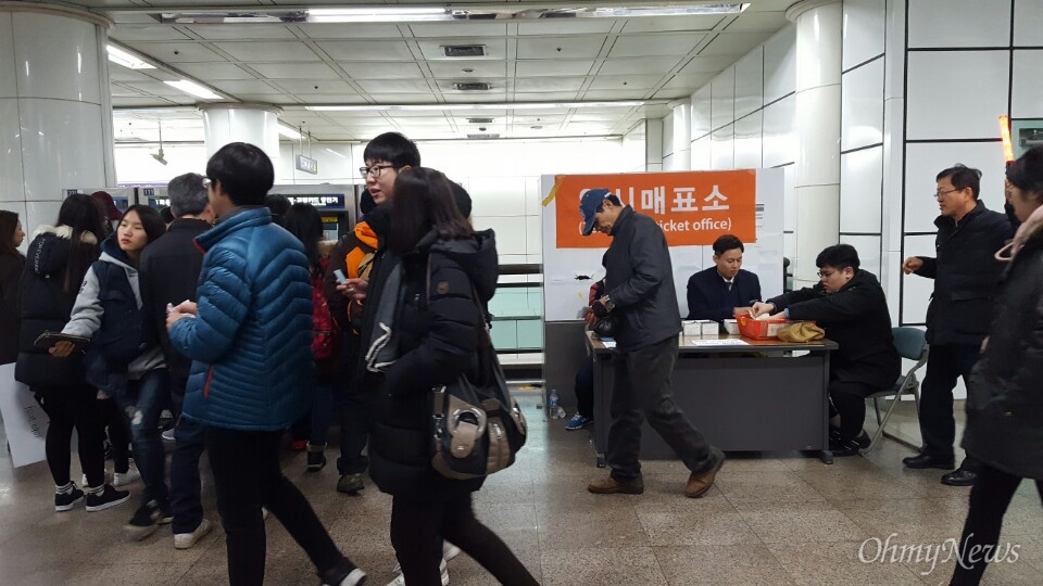  26일 오후 11시께. 서울지하철 5호선 광화문역에 임시매표소가 차려졌습니다. 시민들의 빠른 귀가를 고려한 조치로 보여집니다.