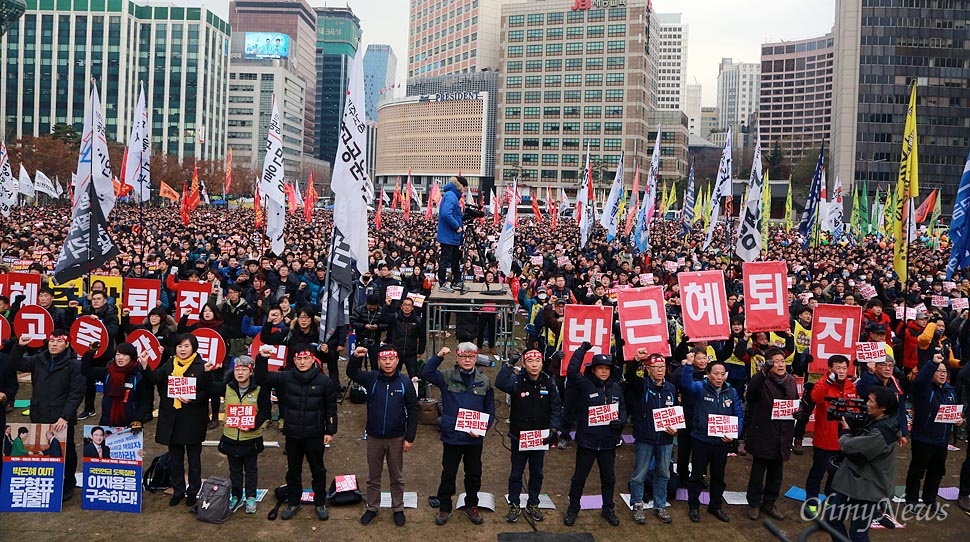 박근혜 퇴진 위해 모든 일손 놓고 거리로 나온 시민들 민주노총 조합원과 농민, 중소상인, 노점상, 학생들이 30일 오후 서울 종로구 서울시청광장에서 열린 1차 총파업 대회'에 참석해 박근혜 대통령 퇴진과 노동개악정책 폐기를 요구하고 있다.
이날 이들은 "박근혜 정권 퇴진과 함께 공범이자 몸통인 재벌총수 구속, 전경련 해체 그리고 부역정당 새누리당을 해체해야 한다"며 "공범자, 부역자를 제대로 청산하지 못한다면 제2, 제3의 박근혜가 다시 나타날 것이다"고 규탄했다.