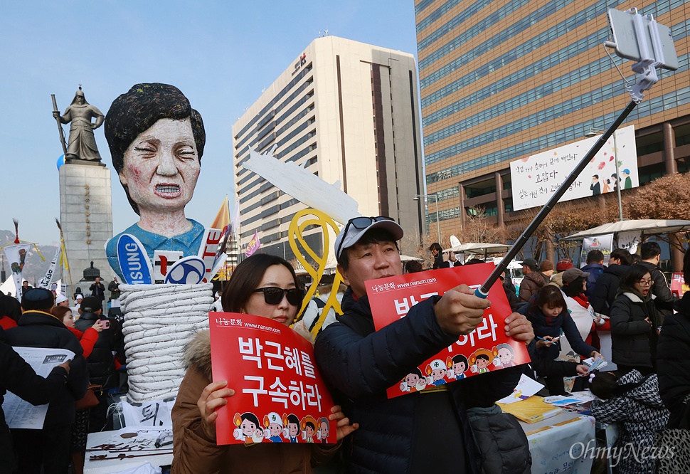 [오마이포토] 광화문 사진찍기 명소가 된 박 대통령 수의 입은 조형물  