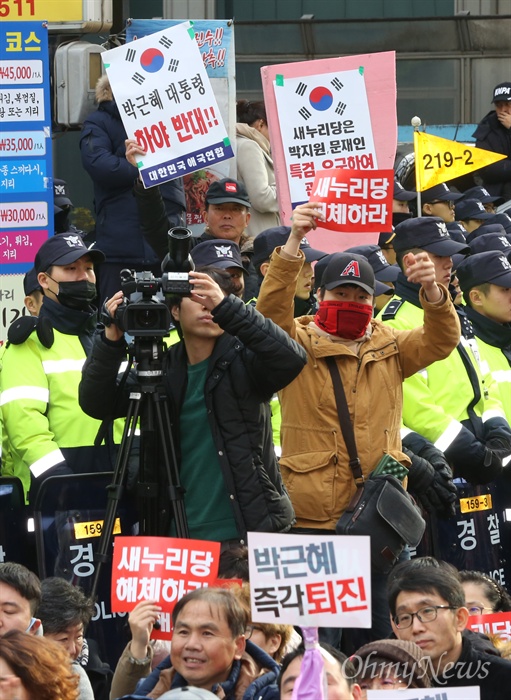 '박근혜 하야 반대' 주장도 박근혜 대통령 즉각 퇴진과 국회의 탄핵안 가결을 요구하는 6차 촛불집회가 예정된 3일 오후 서울 여의도 새누리당사 앞에 모인 시민들이 새누리당 해체를 요구하는 가운데, '대한민국애국연합'이라고 밝힌 한 남성은  '박근혜 대통령 하야 반대' 피켓을 들고 있다. 