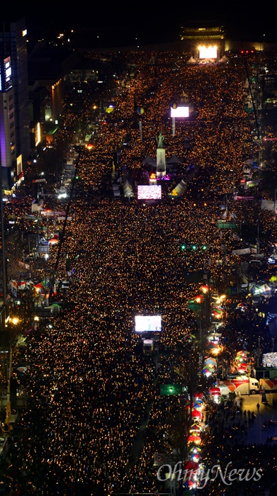 촛불파도타며 '박근혜 퇴진' 촉구! 3일 오후 서울 광화문일대에서 열린 '촛불의 선전포고-박근혜 즉각 퇴진의 날 6차 범국민행동'에서 수많은 시민들이 '박근혜 퇴진'을 촉구하며 촛불파도타기를 하고 있다.