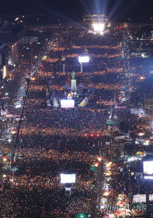 촛불파도타며 '박근혜 퇴진' 촉구! 3일 오후 서울 광화문일대에서 열린 '촛불의 선전포고-박근혜 즉각 퇴진의 날 6차 범국민행동'에서 수많은 시민들이 '박근혜 퇴진'을 촉구하며 촛불파도타기를 하고 있다.