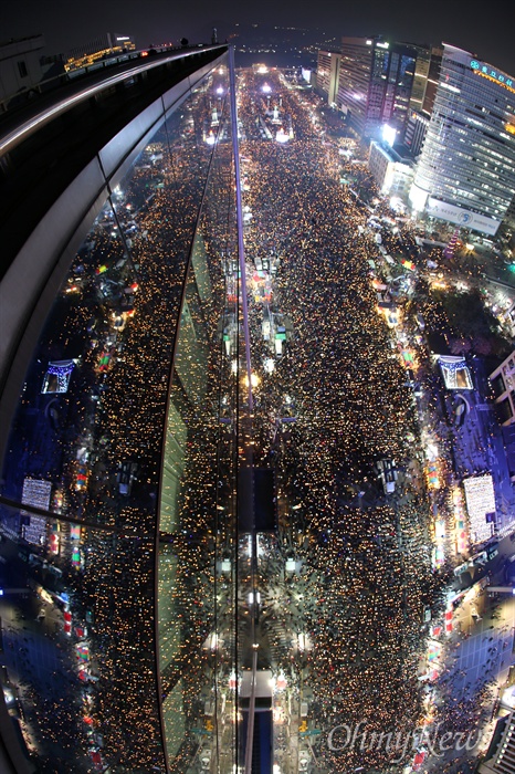 코리아나호텔 옥상에서 바라본 '박근혜즉각퇴진의날' 3일 오후 서울 광화문일대에서 열린 '촛불의 선전포고-박근혜 즉각 퇴진의 날 6차 범국민행동'에서 수많은 시민들이 '박근혜 퇴진'을 촉구하고 있다.