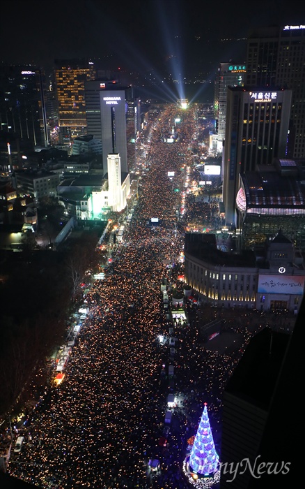 국민들의 분노, '세월호 7시간 밝히고 박근혜 퇴진하라! 3일 오후 서울 광화문광장에서 열린  '촛불의 선전포고-박근혜 즉각 퇴진의 날 6차 범국민행동'에서 수많은 시민들이 '세월호 7시간'을 밝히자는 의미로 7시에 맞춰 소등을 하고 있다.