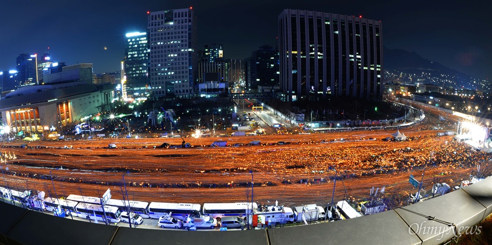 촛불의 바다 이루며 '박근혜 퇴진' 3일 오후 서울 광화문일대에서 열린 '촛불의 선전포고-박근혜 즉각 퇴진의 날 6차 범국민행동'에서 수많은 시민들이 청와대를 향해 행진하고 있다.