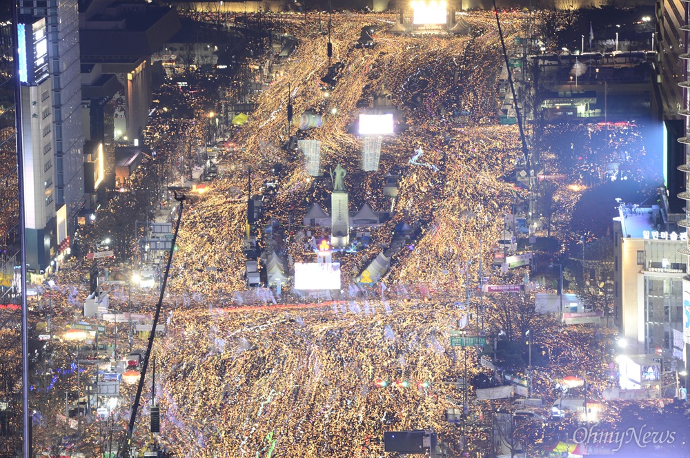 박근혜 즉각 퇴진하라! 3일 오후 서울 광화문일대에서 열린 '촛불의 선전포고-박근혜 즉각 퇴진의 날 6차 범국민행동'에서 수많은 시민들이 청와대를 향해 행진하고 있다.