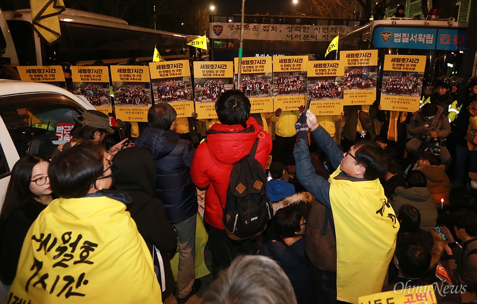 "세월호 7시간 단 한명도 안 구한 박근혜 구속수사하라" 서울행정법원이 '촛불의 선전포고-박근혜 즉각 퇴진의 날 6차 범국민행동' 대규모집회를 앞두고 청와대 100m 앞 집회와 행진을 허용한 가운데, 3일 오후 서울 종로구 청와대 경계지점에서 약 100m 떨어진 효자치안센터 앞에 세월호참사 유가족이 단원고 학생들의 단체사진을 들어보이며 진상규명을 촉구하고 있다.