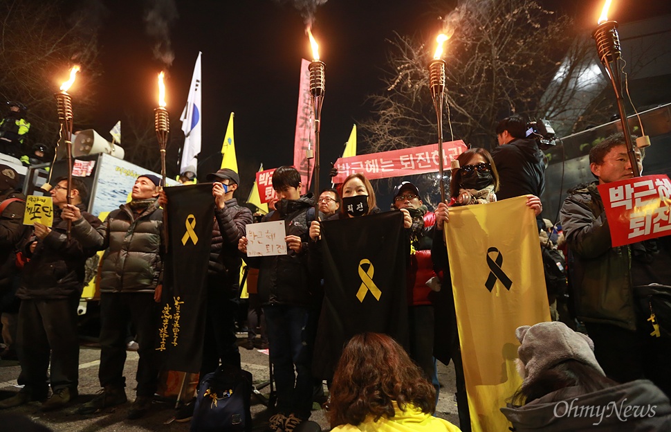 세월호 진실 요구하는 횃불  서울행정법원이 '촛불의 선전포고-박근혜 즉각 퇴진의 날 6차 범국민행동' 대규모집회를 앞두고 청와대 100m 앞 집회와 행진을 허용한 가운데, 3일 오후 서울 종로구 청와대 경계지점에서 약 100m 떨어진 효자치안센터 앞에서 시민들이 세월호참사 진상규명을 촉구하며 횃불을 들고 있다.