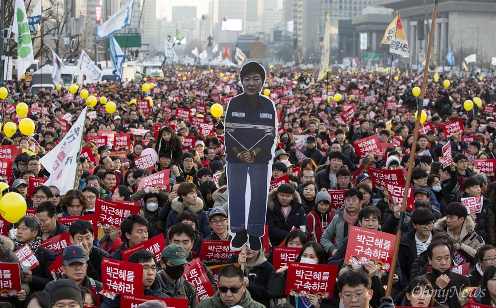 '즉각 퇴진' 요구하며 청와대 향하는 시민들 3일 오후 광화문광장에서 열린 '박근혜 즉각퇴진의 날' 집회에 참석한 시민들이 청와대를 향해 행진하고 있다.