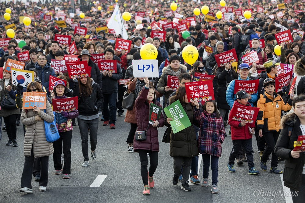 '즉각 퇴진' 요구하며 청와대 향하는 시민들 3일 오후 광화문광장에서 열린 '박근혜 즉각퇴진의 날' 집회에 참석한 시민들이 청와대를 향해 행진하고 있다.