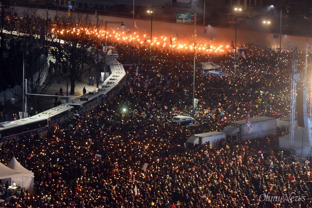 횃불이 된 촛불, "박근혜 물러나라!" 3일 오후 서울 광화문일대에서 열린 '촛불의 선전포고-박근혜 즉각 퇴진의 날 6차 범국민행동'에서 수많은 시민들이 횃불과 함께 청와대를 향해 행진하고 있다.