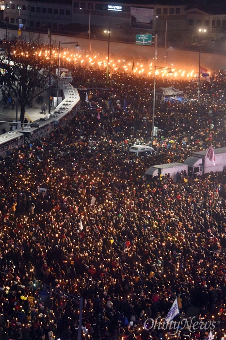 횃불이 된 촛불, "박근혜 물러나라!" 3일 오후 서울 광화문일대에서 열린 '촛불의 선전포고-박근혜 즉각 퇴진의 날 6차 범국민행동'에서 수많은 시민들이 횃불과 함께 청와대를 향해 행진하고 있다.