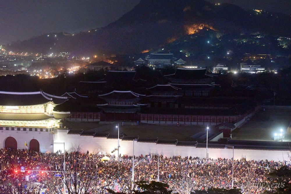 촛불의 바다, "박근혜 물러나라!" 3일 오후 서울 광화문일대에서 열린 '촛불의 선전포고-박근혜 즉각 퇴진의 날 6차 범국민행동'에서 수많은 시민들이 청와대를 향해 행진하고 있다.
