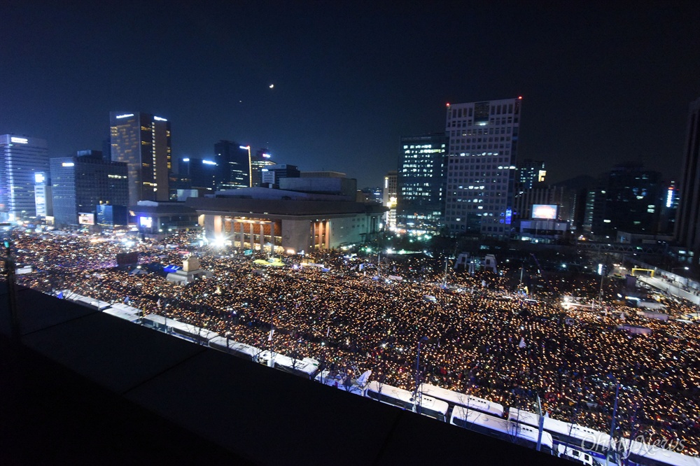 촛불의 바다, "박근혜 물러나라!" 3일 오후 서울 광화문일대에서 열린 '촛불의 선전포고-박근혜 즉각 퇴진의 날 6차 범국민행동'에서 수많은 시민들이 청와대를 향해 행진하고 있다.