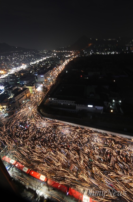 청와대 압박하는 촛불의 바다, "박근혜 물러나라!" 3일 오후 서울 광화문일대에서 열린 '촛불의 선전포고-박근혜 즉각 퇴진의 날 6차 범국민행동'에서 수많은 시민들이 청와대를 향해 행진하고 있다.