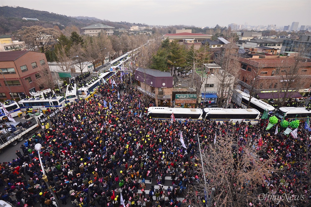 청와대 코앞 '박근혜 만나기 100미터 전' '촛불의 선전포고-박근혜 즉각 퇴진의 날 6차 범국민행동'이 열린 3일 오후 서울 효자동주민센터 앞에서  수많은 시민들이 박근혜 퇴진을 촉구하고 있다.