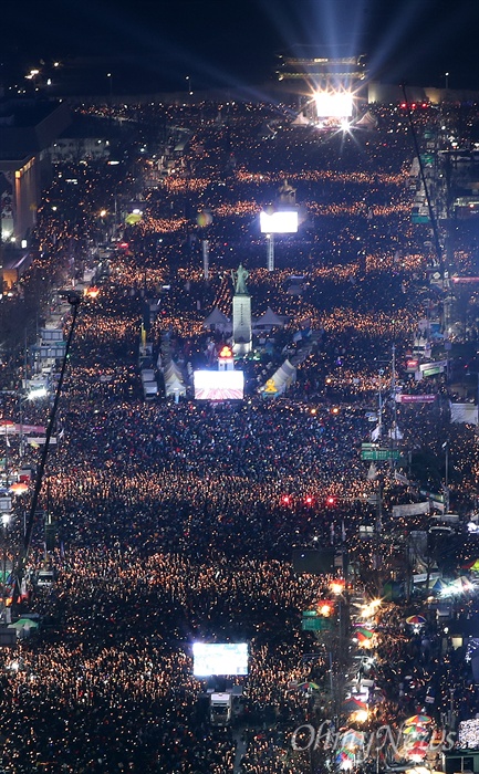 파도타는 촛불 '박근혜 퇴진 촉구'  3일 오후 서울 광화문일대에서 열린 '촛불의 선전포고-박근혜 즉각 퇴진의 날 6차 범국민행동'에서 수많은 시민들이 '박근혜 퇴진'을 촉구하며 촛불파도타기를 하고 있다.