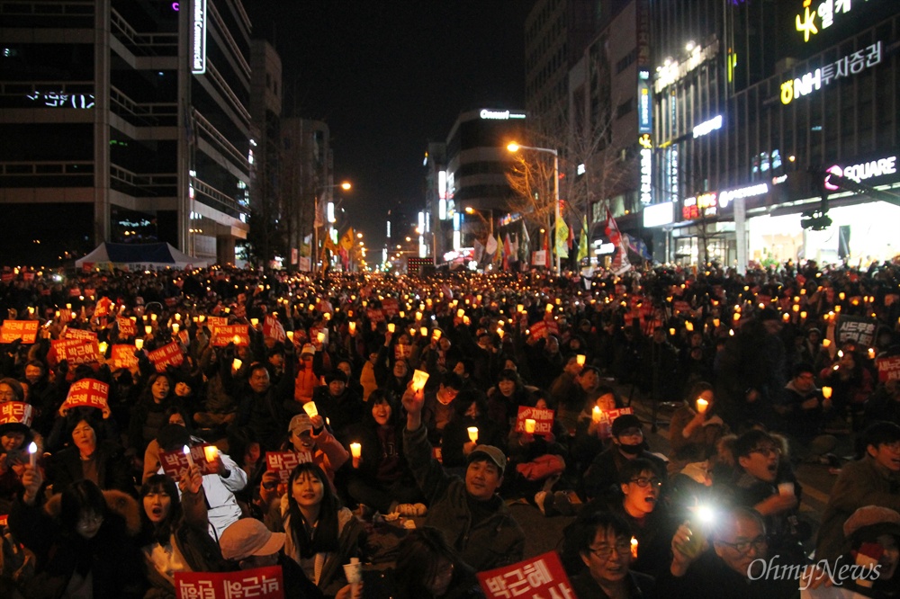  3일 오후 대전 서구 둔산동 갤러리아타임월드 백화점 앞 사거리에서 부터 대전교육청 사거리까지 이어지는 도로에서 진행된 제3차 박근혜 퇴진 10만 대전시민 시국대회'에 사상 최대인 6만명의 대전시민들이 운집해 '박근혜 퇴진'과 '새누리당 해체'를 외쳤다.