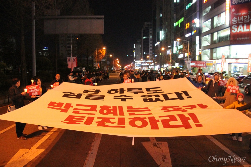  3일 오후 대전 서구 둔산동 갤러리아타임월드 백화점 앞 사거리에서 부터 대전교육청 사거리까지 이어지는 도로에서 진행된 제3차 박근혜 퇴진 10만 대전시민 시국대회'에 사상 최대인 6만명의 대전시민들이 운집해 '박근혜 퇴진'과 '새누리당 해체'를 외쳤다.