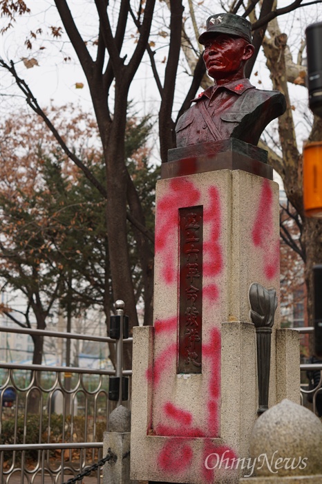  지난 4일 서울시 영등포구 문래근린공원에 위치한 박정희 흉상이 훼손됐다. 박정희의 얼굴과 계급장 그리고 군복엔 빨간색 락카가 칠해졌고, 흉상을 떠받치고 있는 좌대에는 '철거하라'는 문구가 새겨졌다.