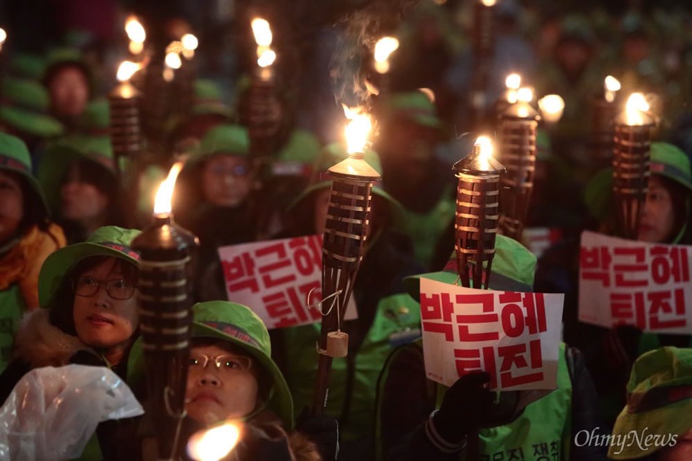 박근혜 탄핵 전야 촛불집회 박근혜 대통령 탄핵안처리 하루전인 8일 오후 여의도 국회앞에서 시민들 수천명이 탄핵안 처리를 요구하며 촛불집회를 열고 있다.