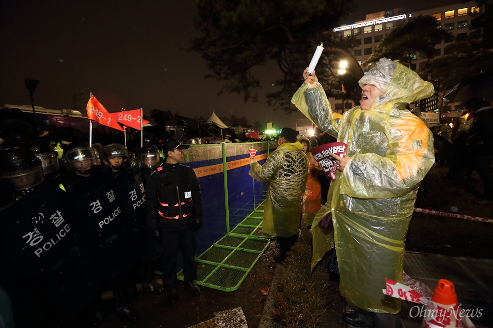 경찰에 저지된 국회 에워싸기 박근혜 대통령 탄핵안처리 하루전인 8일 오후 탄핵안 처리를 요구하는 시민들의 국회 에워싸기 행사가 경찰의 저지로 무산되었다.