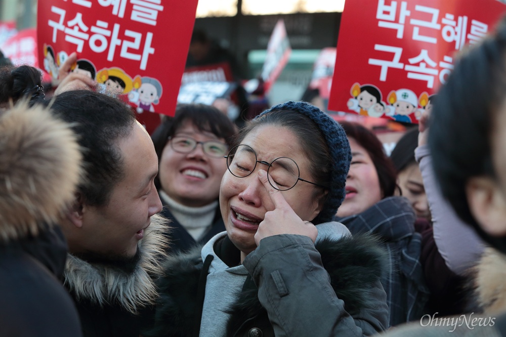 '박근혜 탄핵' 환호하는 시민들 9일 오후 박근혜 대통령 탄핵소추안이 국회에서 찬성 234표, 반대 56표로 가결되자, 국회앞에 모여 있던 시민들이 환호하며 기뻐하고 있다.