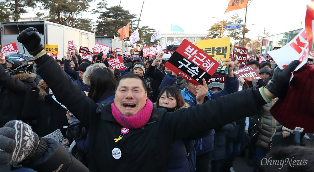 '박근혜 탄핵' 환호하는 시민들 9일 오후 박근혜 대통령 탄핵소추안이 국회에서 찬성 234표, 반대 56표로 가결되자, 국회앞에 모여 있던 시민들이 환호하며 기뻐하고 있다.