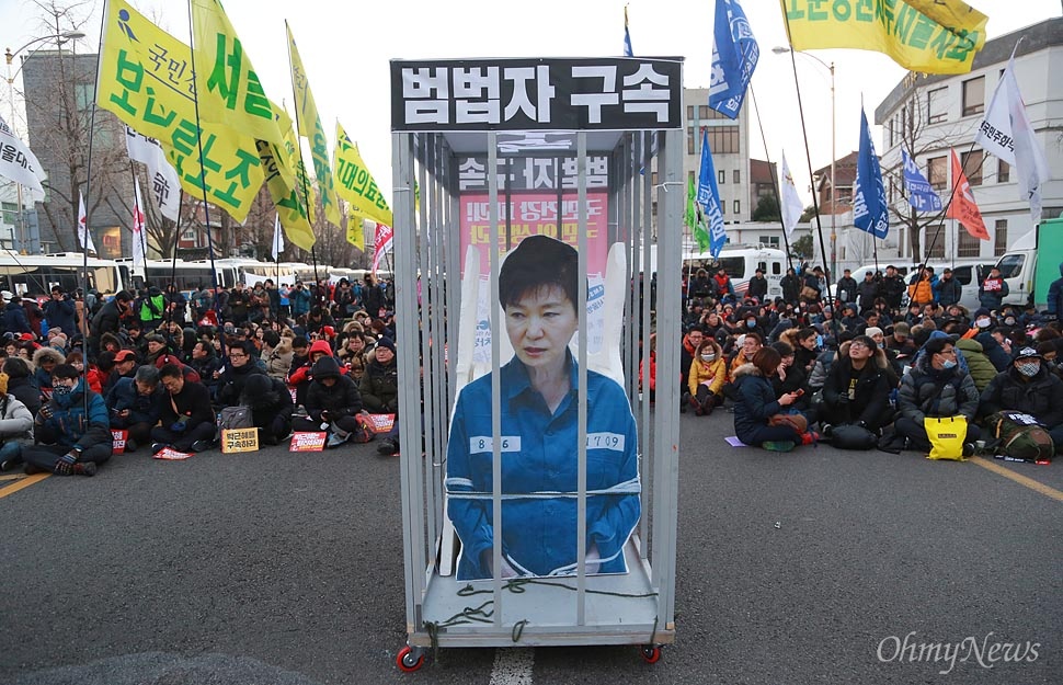 '범법자 박근혜를 감옥으로' 박근혜 대통령에 대한 탄핵소추안이 가결된 이후 첫 주말 7차 촛불집회가 열릴 예정인 가운데, 10일 오후 서울 종로구 청와대 인근 청운효자동주민센터 앞에서 시민들이 '박근혜 감옥'을 만들어 놓고 박 대통령의 구속 수사를 촉구하고 있다.