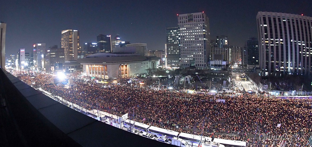탄핵 후 첫 주말 '촛불의 바다' 박근혜 대통령 탄핵소추안이 가결된 다음 날인 10일 오후 광화문광장에서 열린 '박근혜정권 끝장내는 날' 촛불집회에 참가한 시민들이 '박근혜 즉각퇴진'을 외치고 있다.
