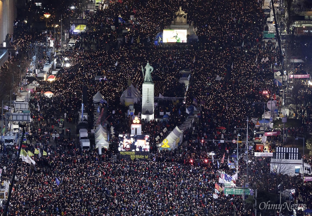 탄핵 가결 후에도 꺼지지 않은 '촛불의 바다' 박근혜 대통령 탄핵소추안이 가결된 다음 날인 10일 오후 광화문광장에서 열린 '박근혜정권 끝장내는 날' 촛불집회에 참가한 시민들이 '박근혜 즉각퇴진'을 외치고 있다.