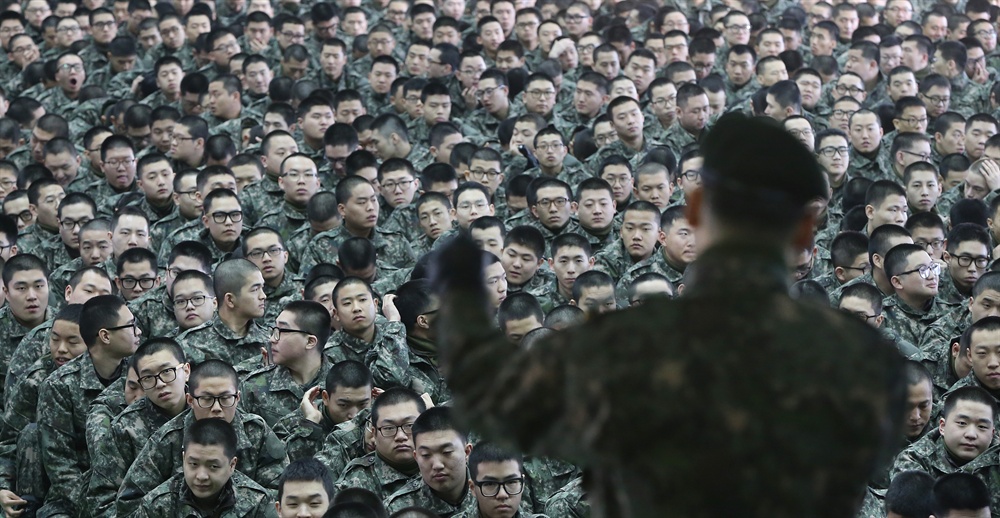  지난 2014년 12월 26일 오전 경기도 의정부시 306보충대에서 입영장정들이 공개전산부대분류 과정에 대한 설명을 듣고 있다.