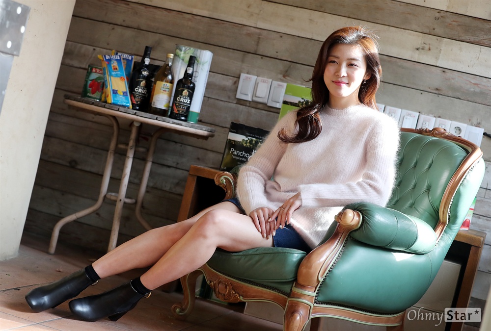  영화 <목숨 건 연애>에서 허당추리소설가 한제인 역의 배우 하지원이 12일 오전 서울 삼청동의 한 카페에서 인터뷰에 앞서 포즈를 취하고 있다.