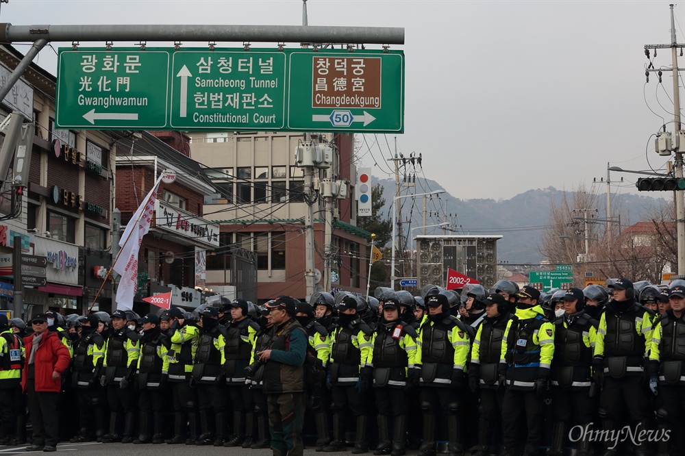봉쇄된 헌재가는 길 17일 오전 종로구 재동 헌법재판소 부근 안국역앞에서 박사모 등 박근혜 대통령 지지자들이 탄핵반대 집회를 개최한 가운데, 경찰들이 헌법재판소 방향 도로를 봉쇄하고 있다.