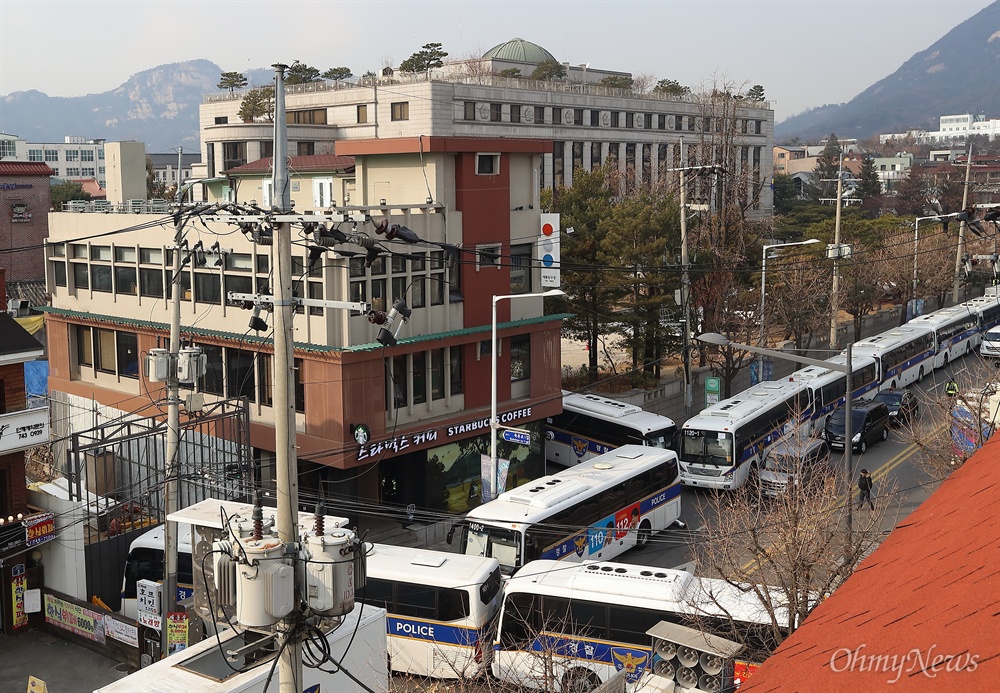 헌법재판소, 차벽으로 '철통방어' 17일 오전 종로구 재동 헌법재판소 부근 안국역앞에서 박사모 등 박근혜 대통령 지지자들이 탄핵반대 집회를 개최한 가운데, 경찰들이 헌법재판소앞 도로를 봉쇄하고 건물 주위를 경찰버스 ‘차벽’으로 에워쌌다.