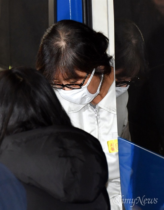  박근혜 대통령의 비선실세로 지목된 최순실 씨가 24일 오후 서울 대치동 특검 사무실로 공개 소환되고 있다. 