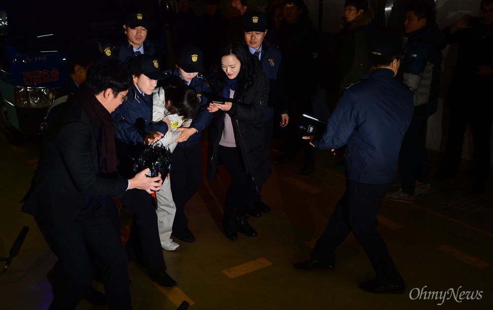  박근혜 대통령의 비선실세로 지목된 최순실 씨가 24일 오후 서울 대치동 특검 사무실로 공개 소환되고 있다. 