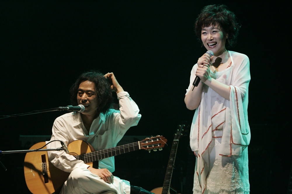 가수 주현미씨와 함께 그는 국내 최정상 가수들의 음반작업에 세션으로 참여하였고, 이들과 함께 공연도 자주 하였다. 