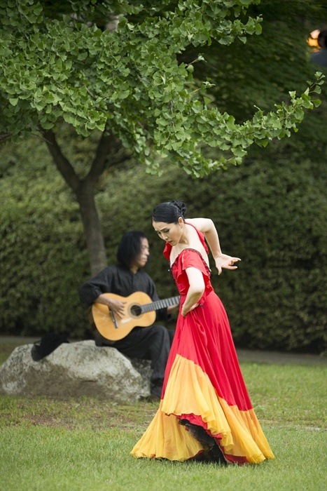 현대무용가 김순정 교수와 함께 발레를 전공한 성신여대 김순정 교수와 협연을 펼치고 있다.