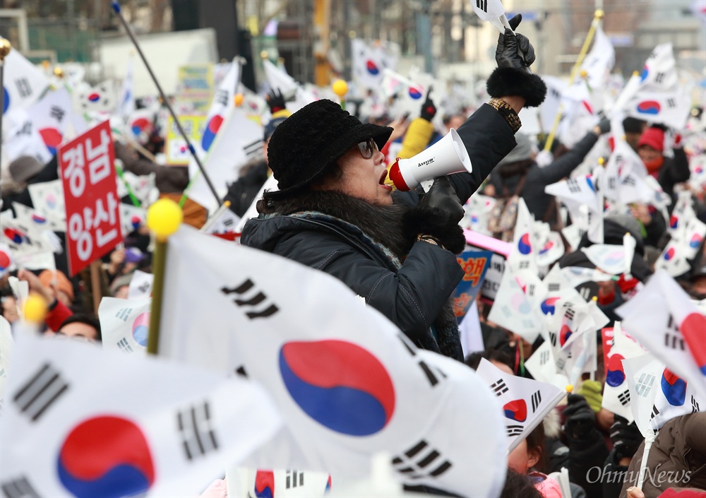 '탄핵반대' 태극기 시위 31일 오후 서울 덕수궁 대한문앞에서 박사모 등 박근혜 대통령 지지자들이 모인 탄기국(대통령탄핵기각을 위한 국민총궐기운동본부) 주최로 탄핵 반대 집회가 열리고 있다.