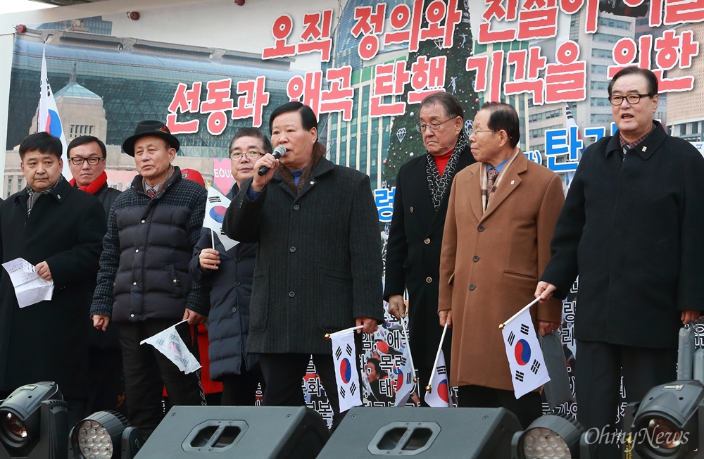 탄기국 집회 참석한 목사들 개신교 목사들이 31일 오후 서울 덕수궁 대한문앞에서 박사모 등 박근혜 대통령 지지자들이 모인 탄기국(대통령탄핵기각을 위한 국민총궐기운동본부) 주최 탄핵 반대 집회에서 발언하고 있다.