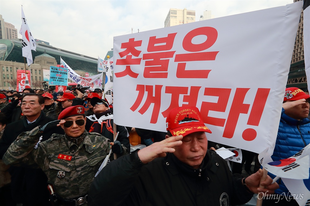 '맞불집회' 개최한 박근혜 지지자들 31일 오후 서울 덕수궁 대한문앞에서 박사모 등 박근혜 대통령 지지자들이 모인 탄기국(대통령탄핵기각을 위한 국민총궐기운동본부) 주최로 탄핵 반대 집회가 열리고 있다.