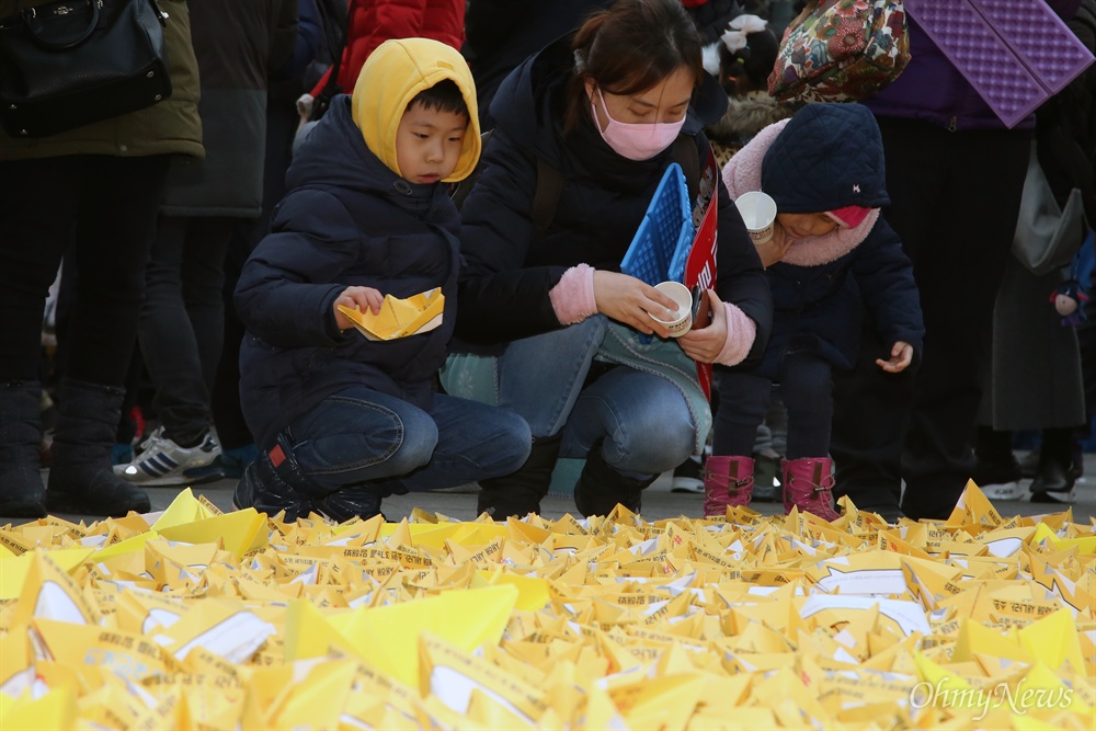 광장에 띄우는 '소망배' 박근혜 대통령 즉각 퇴진과 헌법재판소 탄핵 인용을 요구하는 10차 촛불집회가 예정된 31일 시민들이 서울 광화문 광장에서 소원을 적은 소망배를 띄우고 있다. 