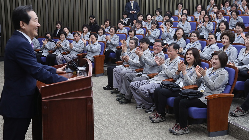 국회 환경미화원들의 박수받는 정세균 국회의장 정세균 국회의장이 2일 오전 국회에서 열린 '국회 환경미화원' 직접고용 기념 신년행사에서 환영사를 하다 박수를 받고 있다. 비정규직 파견업체직원이었던 국회 환경미화원들은 정 의장이 취임한 뒤 직접 고용 의사를 밝혀 정부와의 관련 협의를 거쳐 이날부터 국회의 정식직원으로 일하게 됐다.